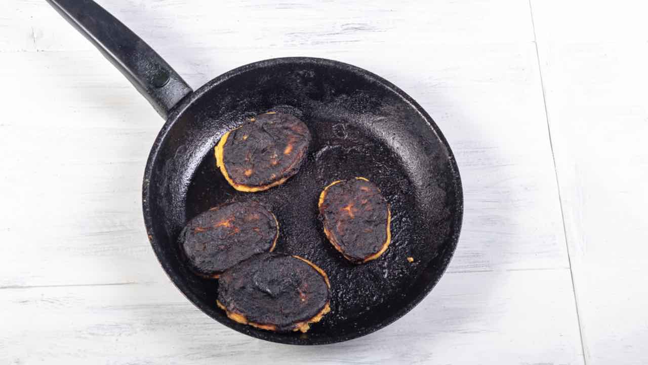 Padella con cibo bruciato 