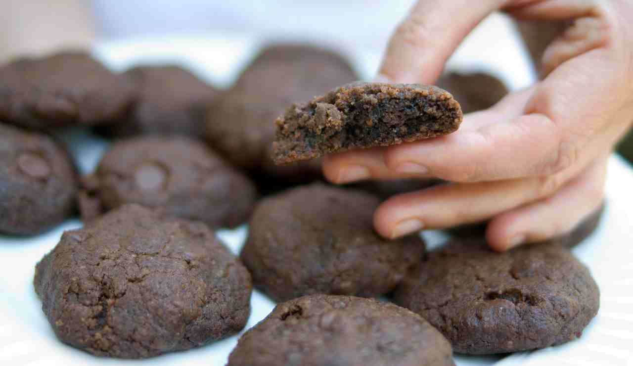 Biscotti al cioccolato ripieni light 