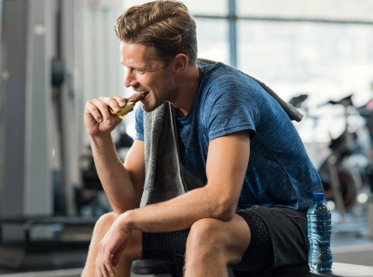 Ragazzo palestra snack mangiare allenamento