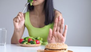 Carboidrati dieta ragazza panino insalata