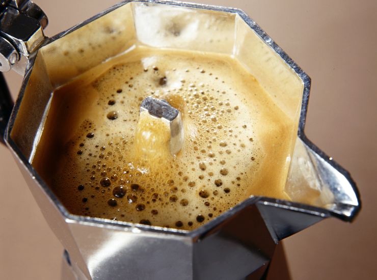 La moka del caffè si lava col detersivo