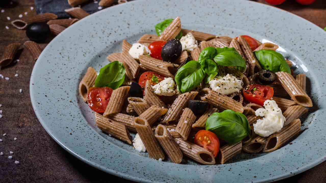 Pasta integrale con pomodori, olive e mozzarelle 