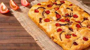 Focaccia cipolle e pomodorini - StreetFoodNews.it