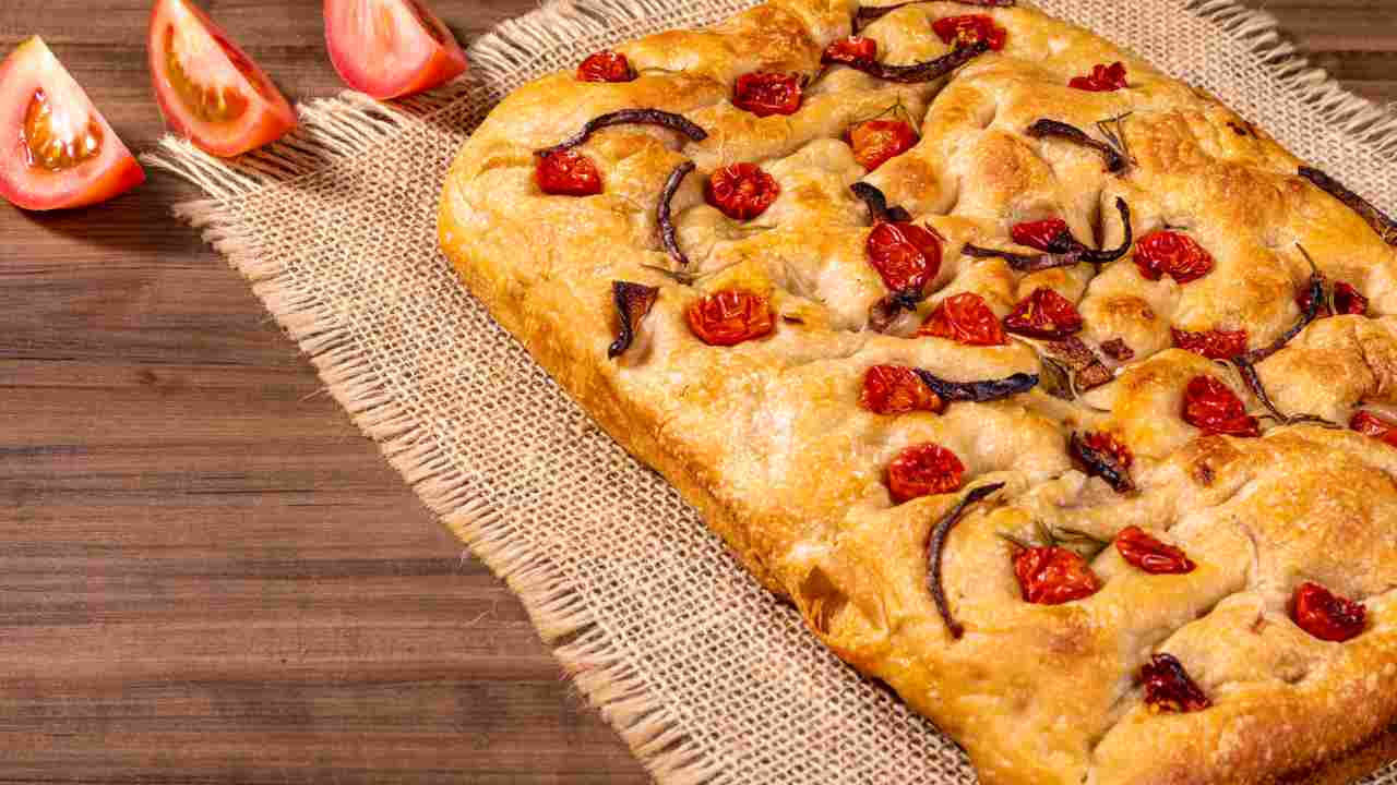 Focaccia cipolle e pomodorini - StreetFoodNews.it