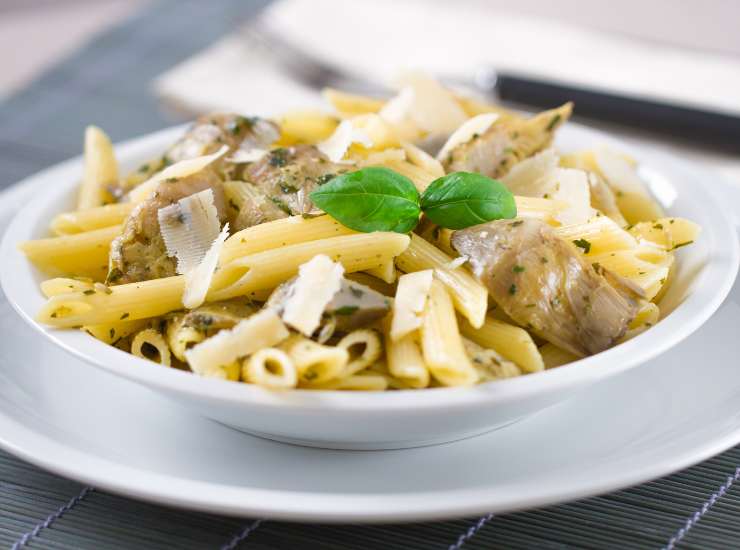 Pasta con carciofi, pinoli e pecorino