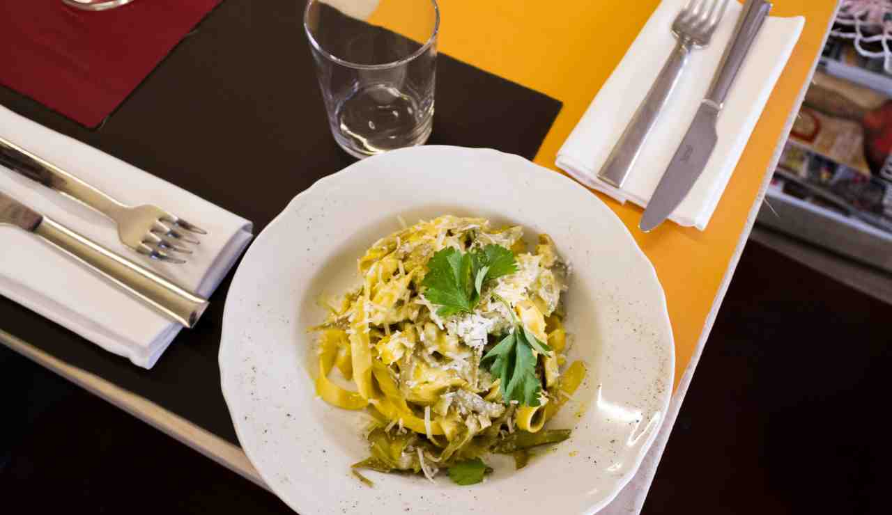 Pasta con carciofi, pinoli e pecorino