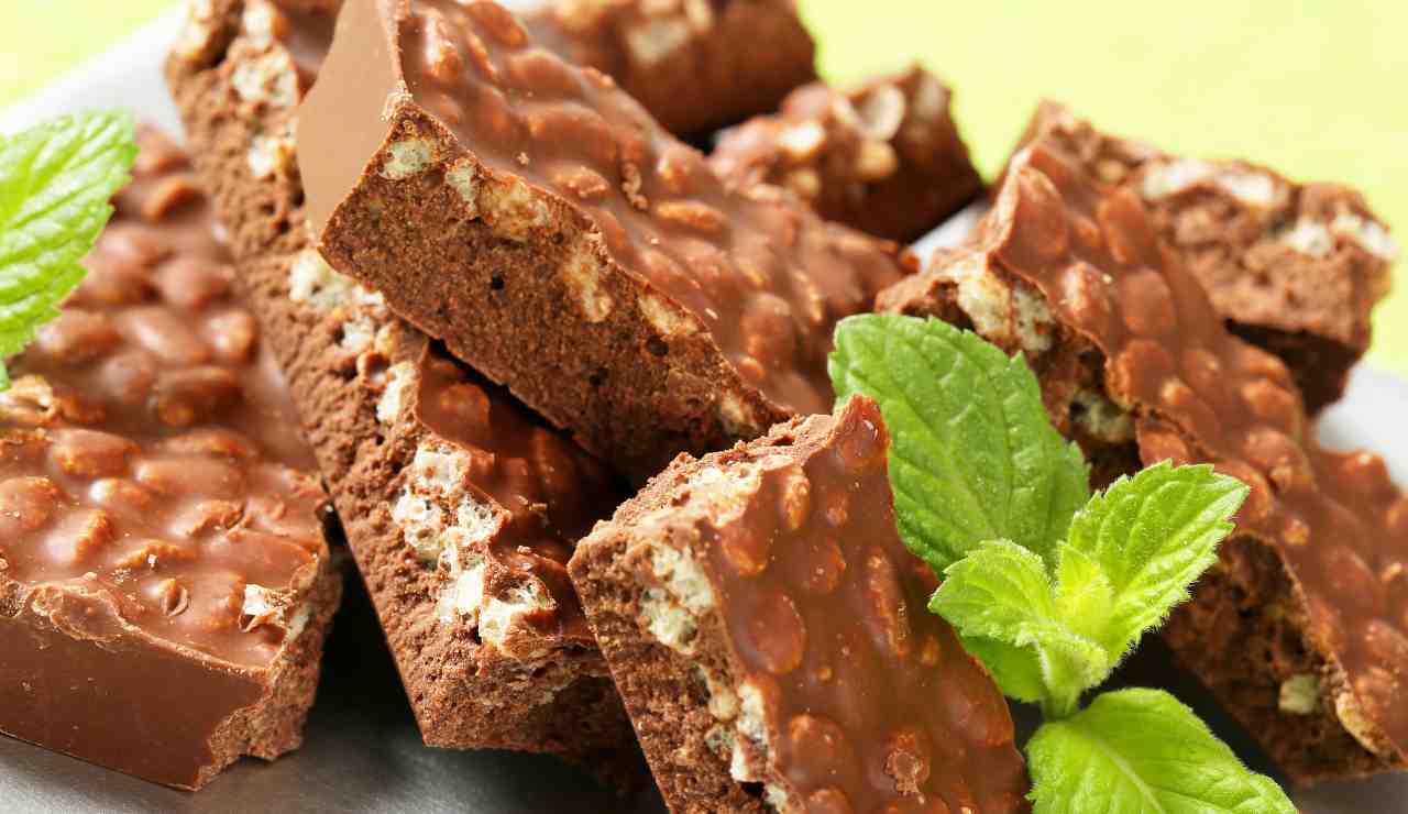 Ricetta dei quadrotti di snickers al cioccolato
