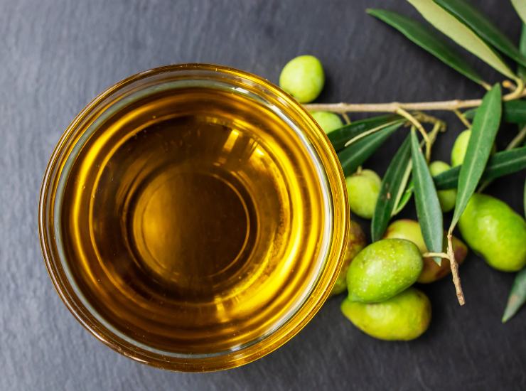 Olio extravergine di oliva bicchiere olive