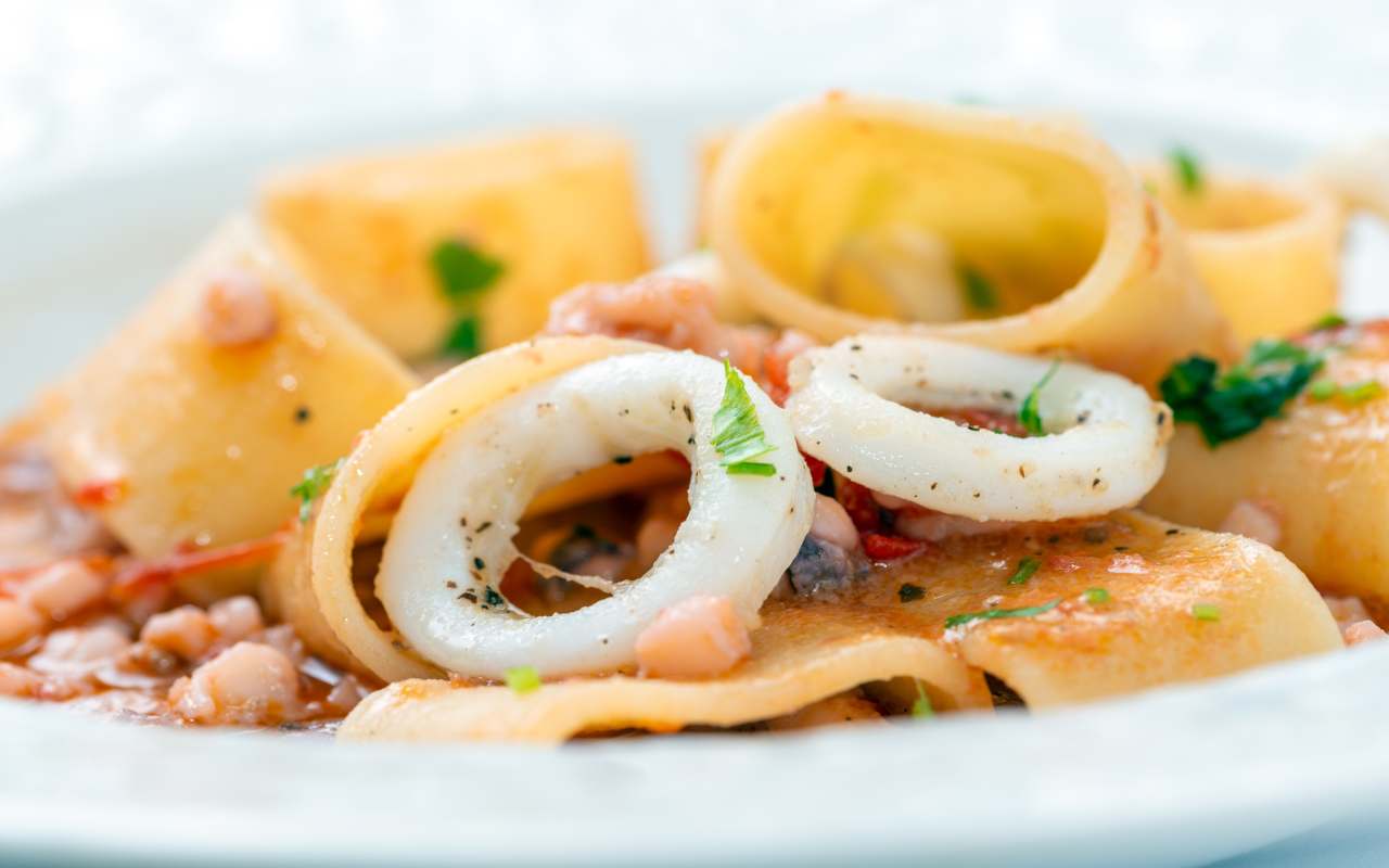 Calamarata, primo piatto a base di pasta e frutti di mare