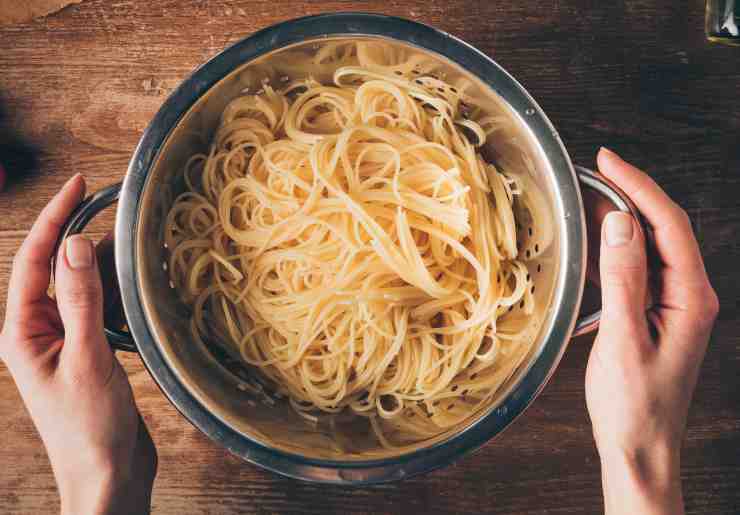 Spaghetti in pentola per carbonara vegana