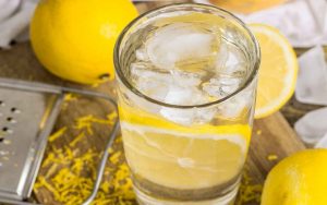Acqua e limone, la realtà sul suo benessere