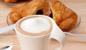 Cappuccino e cornetto a colazione - StreetFoodNews.it