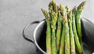 Come riutilizzare l'acqua degli asparagi