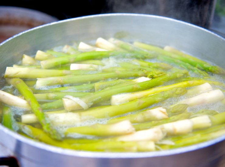 L'acqua degli asparagi può avere diversi usi