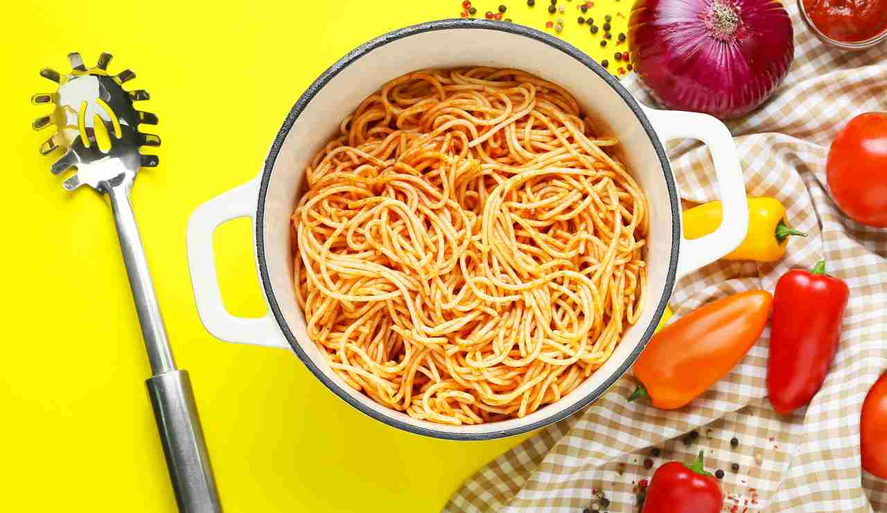 Perché il mestolo per la pasta ha un buco