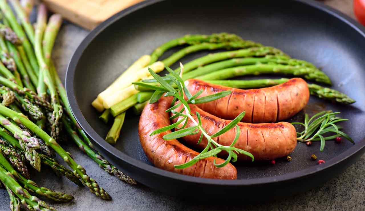 Roll di salsiccia e asparagi 