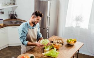 Uomo cucina la verza