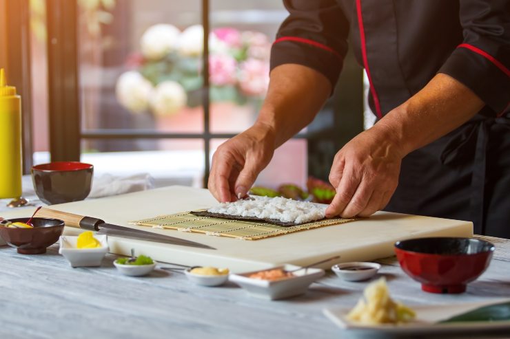 Sushi con riso e pesce