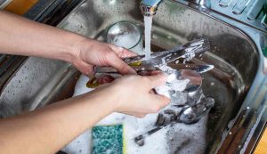 Il trucco per lavare velocemente le posate