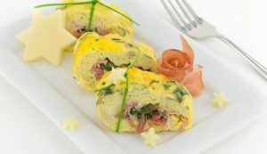 Rotolo di frittata con prosciutto e zucchine