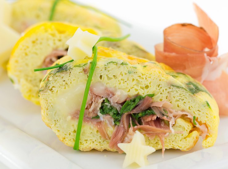 Rotolo di frittata con prosciutto e zucchine