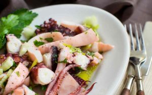 Il trucchetto per arricchire l'insalata di mare