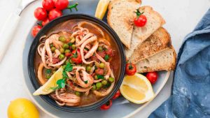 Stop ai pomodori per i calamari in umido (depositphotos) - streetfoodnews.it