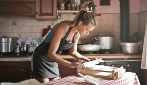 Donna che cucina - foto pexels - streetfoodnews.it