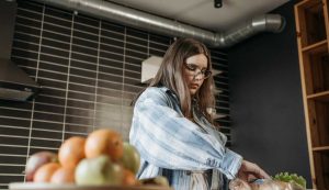 Donna cucina con attenzione - foto pexels - streetfoodnews.it