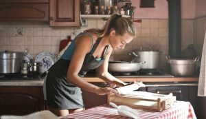Donna cucina - foto pexels - streetfoodnews.it