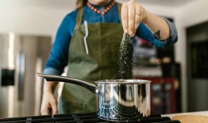 Donna prepara il dolce - foto pexels - streetfoodnews.it