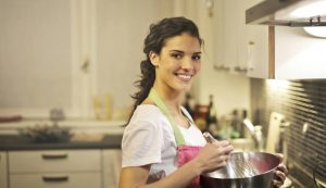 Donna prepara un dolce - foto pexels - streetfoodnews.it