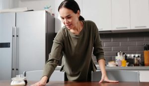 Donna pronta a cucinare - foto pexels - streetfoodnews.it
