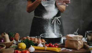 Giovane donna cucina - foto pexels - streetfoodnews.it