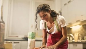 Giovane donna cucina - foto pexels - streetfoodnews.it