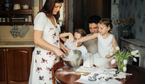Mamma prepara i dolci - foto pexels - streetfoodnews.it