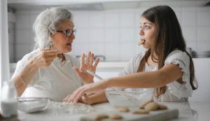 Nonna e nipota cucinano - foto pexels - streetfoodnews.it