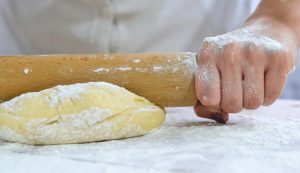 Pasta frolla da lavorare in cucina - foto pexels - streetfoodnews.it