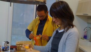 Persone cucinano - foto flickr - streetfoodnews.it