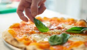 Pizza in casa - foto pexels - streetfoodnews.it