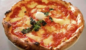 Pizza margherita - foto wikimedia commons - streetfoodnews.it