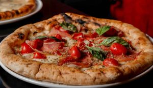 Pizza pronta da gustare - foto pexels - streetfoodnews.it