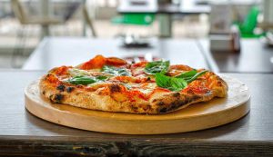 Pizza pronta da mangiare - foto pexels - streetfoodnews.it
