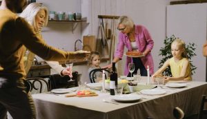 Pranzo di famiglia tutti insieme a tavola - foto pexels - streetfoodnews.it