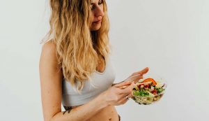 Ragazza a dieta - foto pexels - streetfoodnews.it