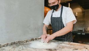 Ragazzo cucina - foto pexels - streetfoodnews.it