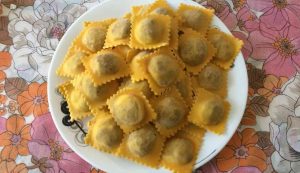 Ravioli pronti da essere serviti - foto wikimedia commons - streetfoodnews.it