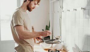 Uomo che cucina – foto pexels – streetfoodnews.it