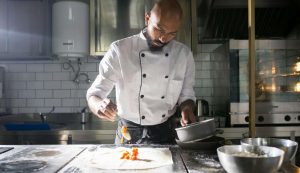 Uomo cucina - foto pexels - streetfoodnews.it