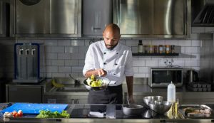 Uomo cucina - foto pexels - streetfoodnews.it